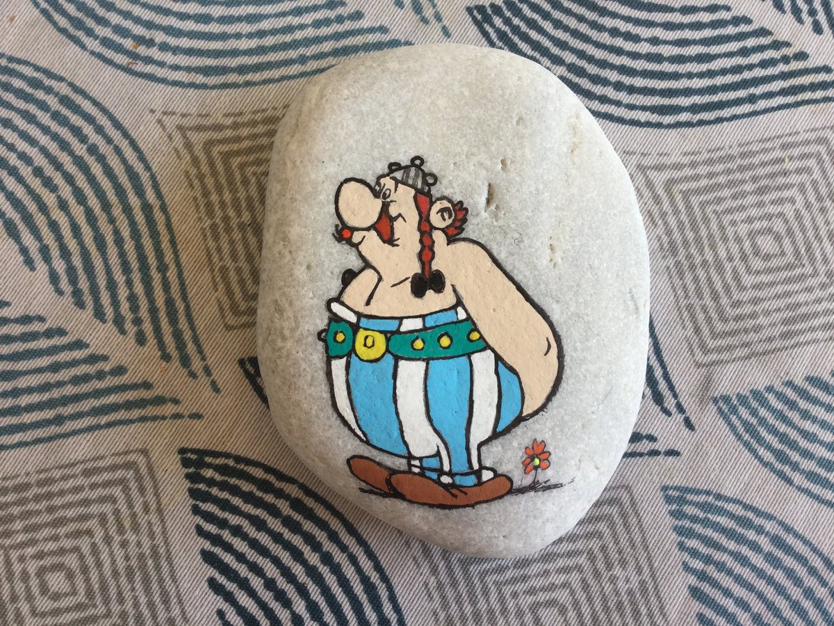 Pachi_Idigoras's tweet photo. He creado una escultura megalítica durante el confinamiento.  Tenía dos piedras de hace tiempo por casa y las aproveché. Inma me ayudó dándole color. https://t.co/vVavCXVkSX