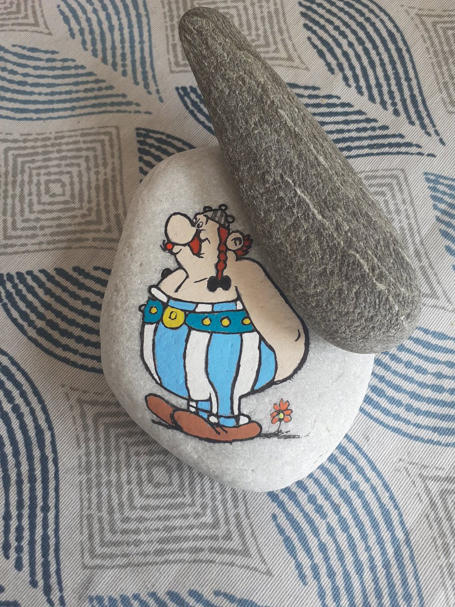 He creado una escultura megalítica durante el confinamiento.  Tenía dos piedras de hace tiempo por casa y las aproveché. Inma me ayudó dándole color.