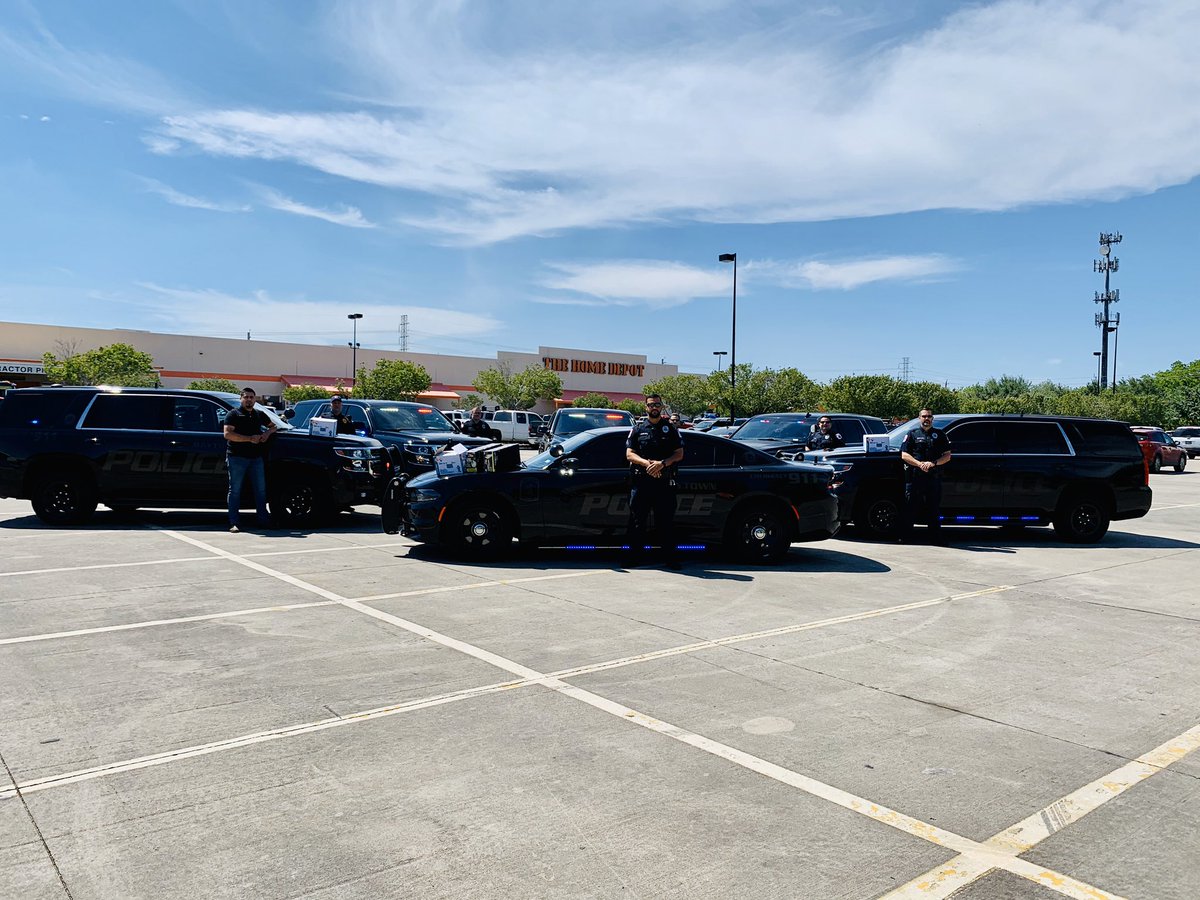 HDHector1's tweet photo. And this is how Baytown PD rolls! Had the team come over to donate them some much needed gloves. THD LOVES Baytown PD. S/O to all first responders 🙌🏻 @CityofBaytown @melaniepayneTHD @Jerry_Smith_Jr @KenS_THD6507 @ThomasMageeTHD @HD6507 https://t.co/rwoBExHjEj