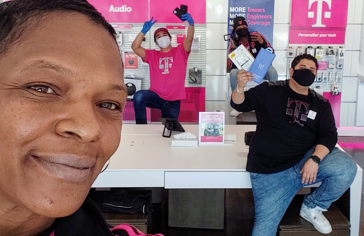 carmeltmobile's tweet photo. #ThankfulThursday We ❤ @TMobile Repn' #Magenta everyday!! @SteveLeffel3 @MagentaAndrew @ByrnesShawn @richgarwood @tmobilecareers My#WallstreetHustlers https://t.co/chVy2pxi17