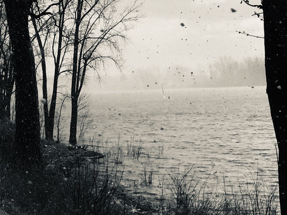 ⁦<a href="/Eve_Christian/">Ève Christian</a>⁩ Voilier dans la bourrasque de neige sur le fleuve, photo prise de Marie-Victorin à Boucherville, vers 17h00. En avril ne te découvre pas d’un fil...😉