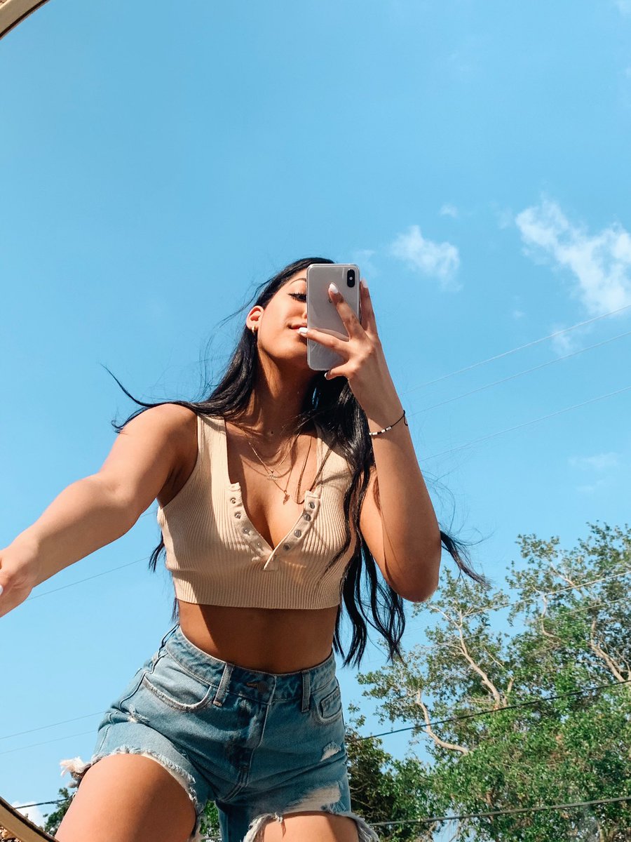 creativekiara's tweet photo. Did the tik tok mirror challenge  (@kiarabencosme) 🤪 https://t.co/zyNQjYuPIn