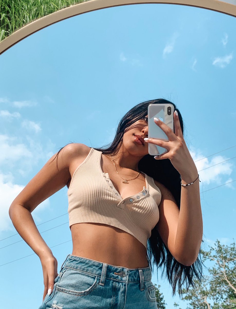creativekiara's tweet photo. Did the tik tok mirror challenge  (@kiarabencosme) 🤪 https://t.co/zyNQjYuPIn