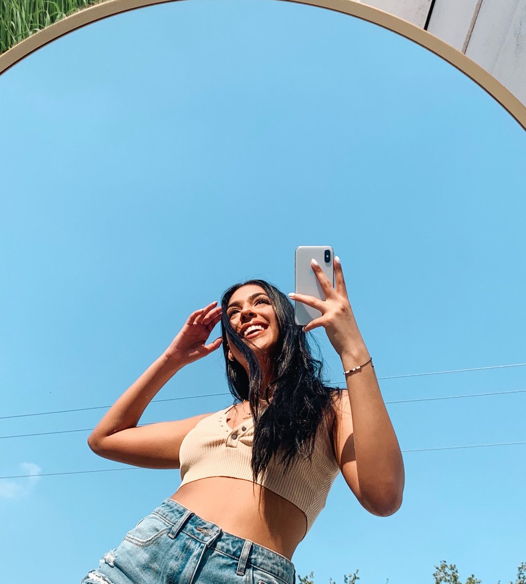 creativekiara's tweet photo. Did the tik tok mirror challenge  (@kiarabencosme) 🤪 https://t.co/zyNQjYuPIn