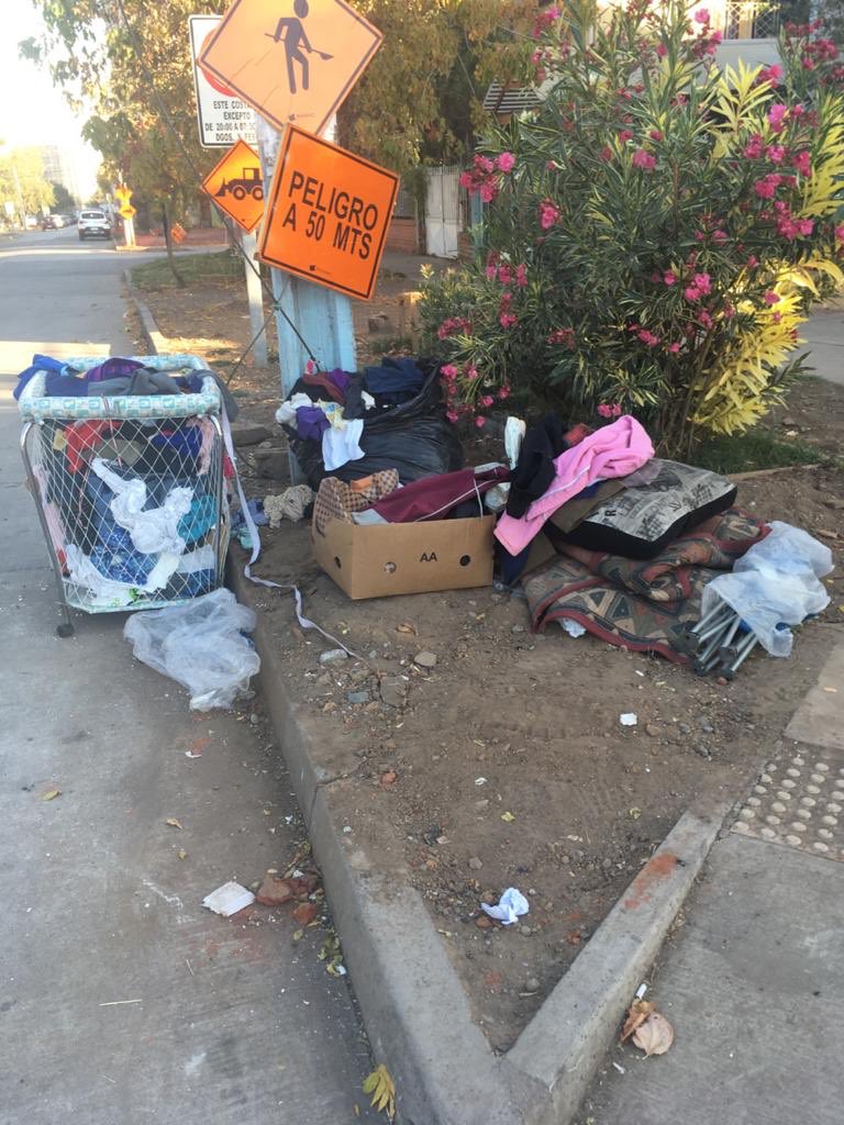 jacquejerezc's tweet image. En plena crisis sanitaria estas son las condiciones que dejan los vendendores ambulates de la feria que se colocan afuera de mi casa y la municipalidad no hace nada al respecto,porfavor alcalde analisar la situación de los coleros @muniecentral