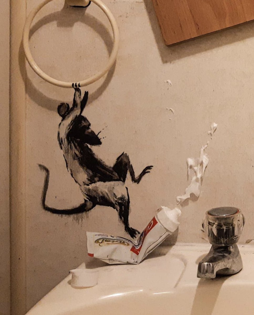 RodriArciniega's tweet photo. Hasta Banksy tiene que trabajar desde casa https://t.co/vmi1nkRvdO