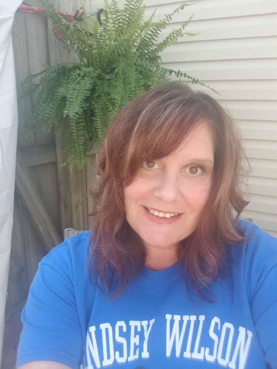 GlendaPickett17's tweet photo. I am one of the biggest supporters of Lindsey Wilson College! Wearing our blue today! @LWCSGA @LindseyWilson #TeamLWC https://t.co/JITXaO9E7U
