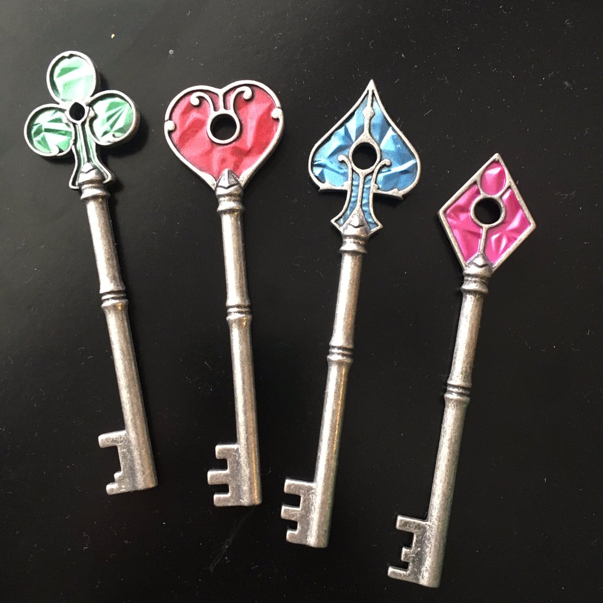 AlamusPrime's tweet photo. I totally splurged on something after justifying to myself that I do enough work to warrant being selfish. They. Are. So. Cool!! #re2remake #darkmatterprops #residentevil2 #precinctkeys https://t.co/97tL6whrNo