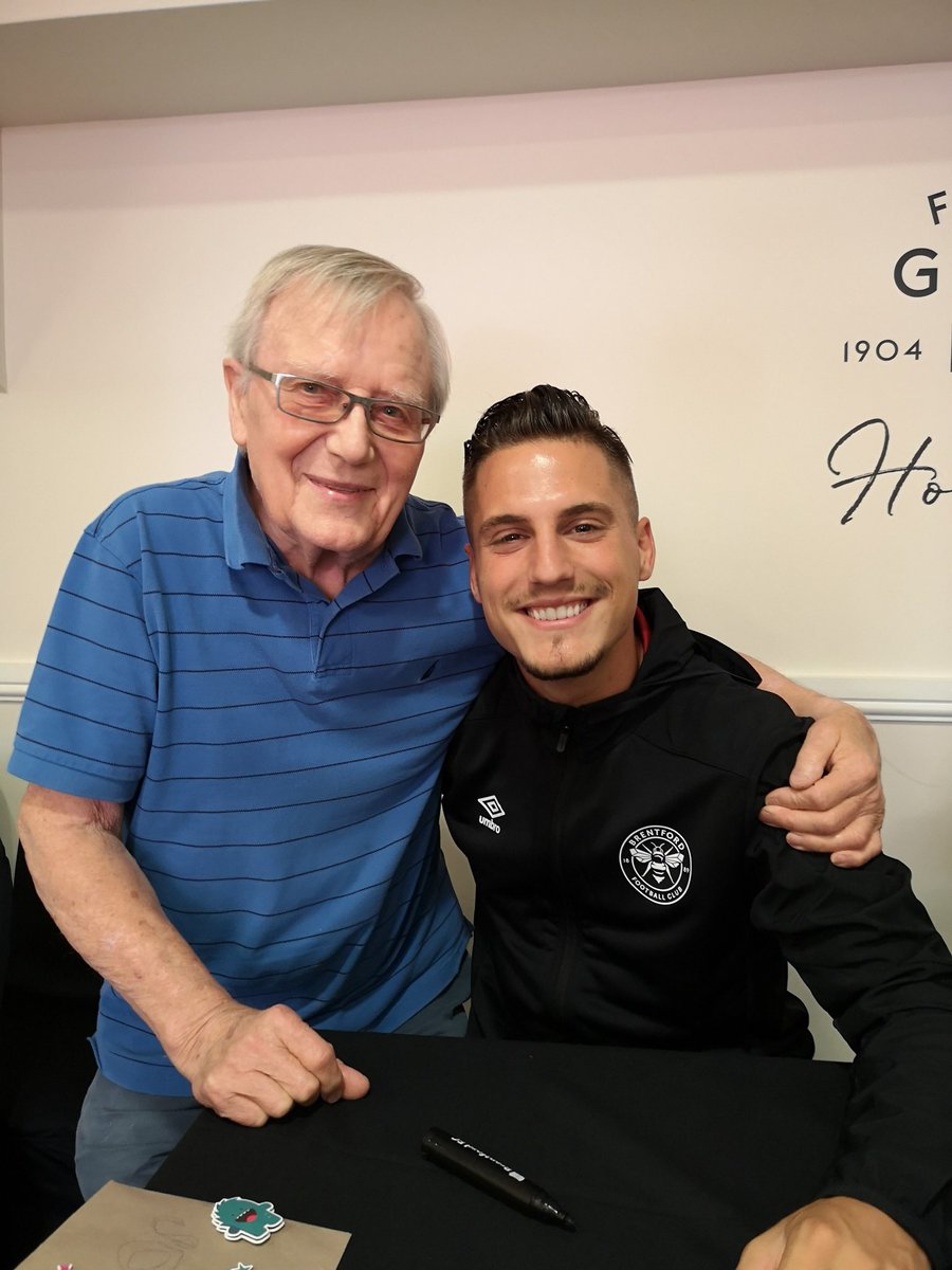 Yid_Bee's tweet photo. Sadly my Father passed away last night after a real battle with the virus. He loved many things but especially #BrentfordFC. @chriswickham1 They were great getting him player videos.  @sergicanos your video really cheered him up.  Thanks all #bees https://t.co/U5fpwk2tHf