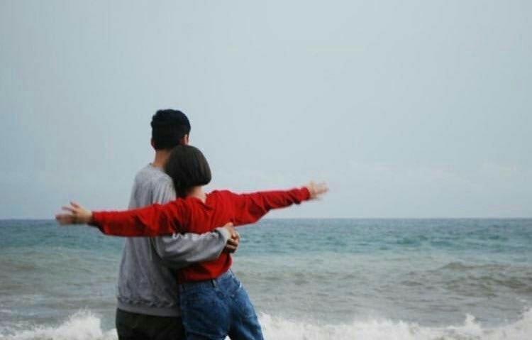 احببتك دون لقاء او قهوة وكتب ، أحببتك دون أزهار أو موسيقى ورقص ، أحببتك دون عقلٍ أو قلب ولا منطق ، أحببت وجهك الذي لم اراه وعيناك في خيالي، أحببتك