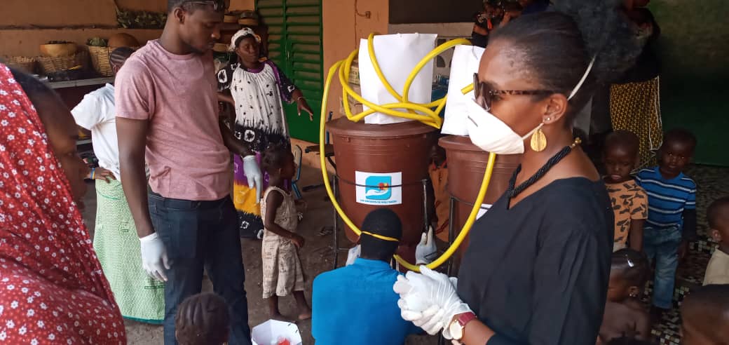 LesMaliSadio's tweet photo. Se retrouver au milieu de ces enfants, nos enfants responsabilisent davantage sur notre devoir envers eux. Une communauté réussie est celle inclusive. Don de kits et produits d'hygiène à #ASHED à Badalabougou de Madame Deme. L'espoir avec Tous!
#Mali #Riposte #COVID19 #MaliSadio https://t.co/ceU2LtC5qv