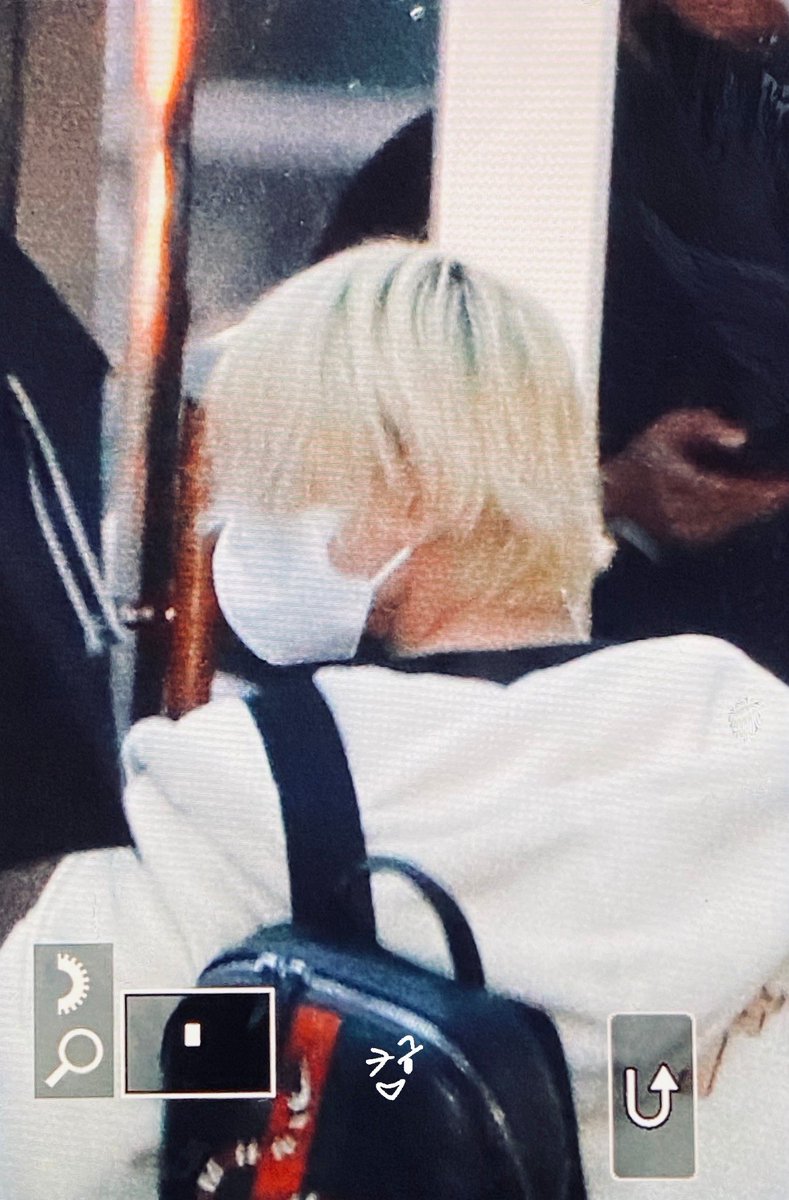 mingilights's tweet photo. oh my god.. his hair is so long .. https://t.co/wl7O7RS97W