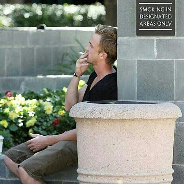 Fumare fa male ma guardare Tom Felton che fuma fa un certo effetto.