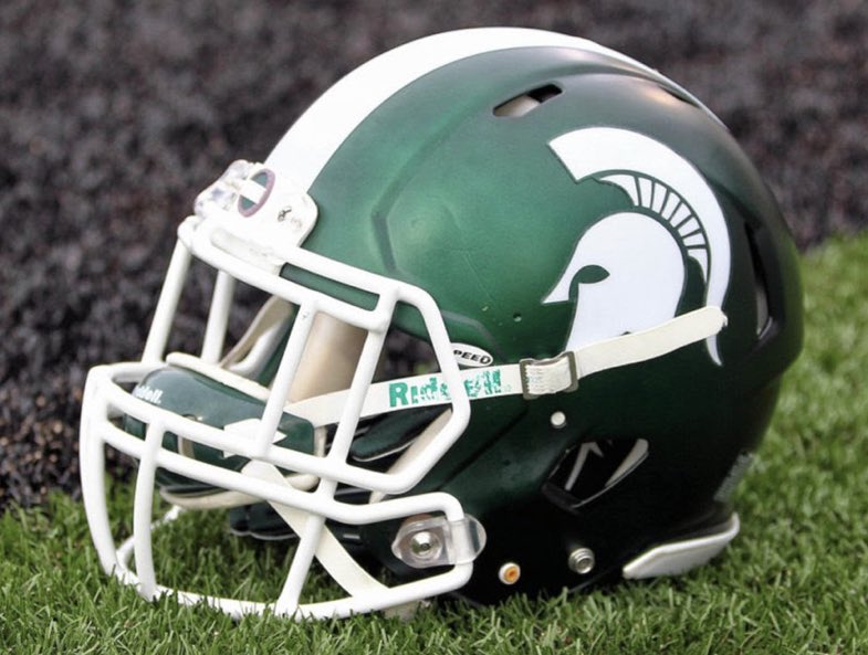 Deshawnwoods8's tweet photo. I’m sitting in @DevontheJet402 living room playing a board game. Then get off the phone with @CoachCKap and receive my 10th offer from @MSU_Football https://t.co/GSsyyZTB6B