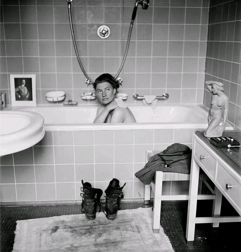 fatemeekhtesari's tweet photo. Lee Miller: Self portrait in Hitler’s bathtub, Munich in 1945
#Fselection https://t.co/AtqOzqsdL5