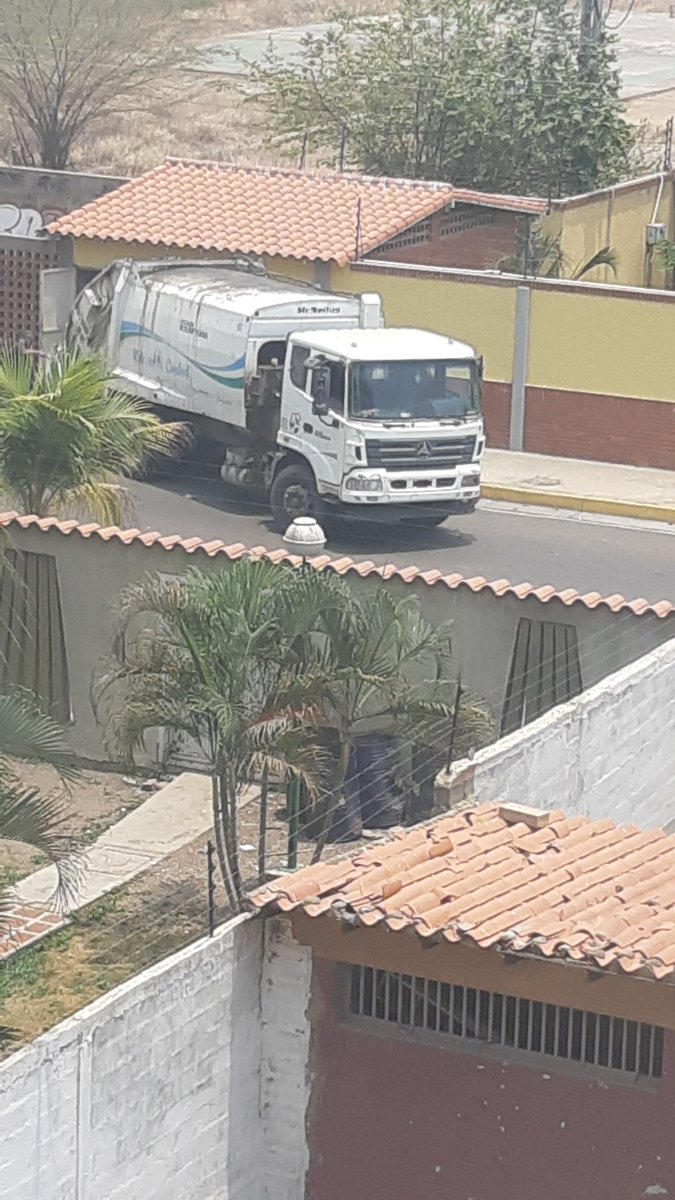 federmanferrer's tweet image. En Resd Bergantin sector Pascal vemos como sacan la basura de otros edificios y aquí nada. Este camión les retiro miércoles y hoy viernes. Sera que hay que pagar adicional @AlcaldiaSotillo