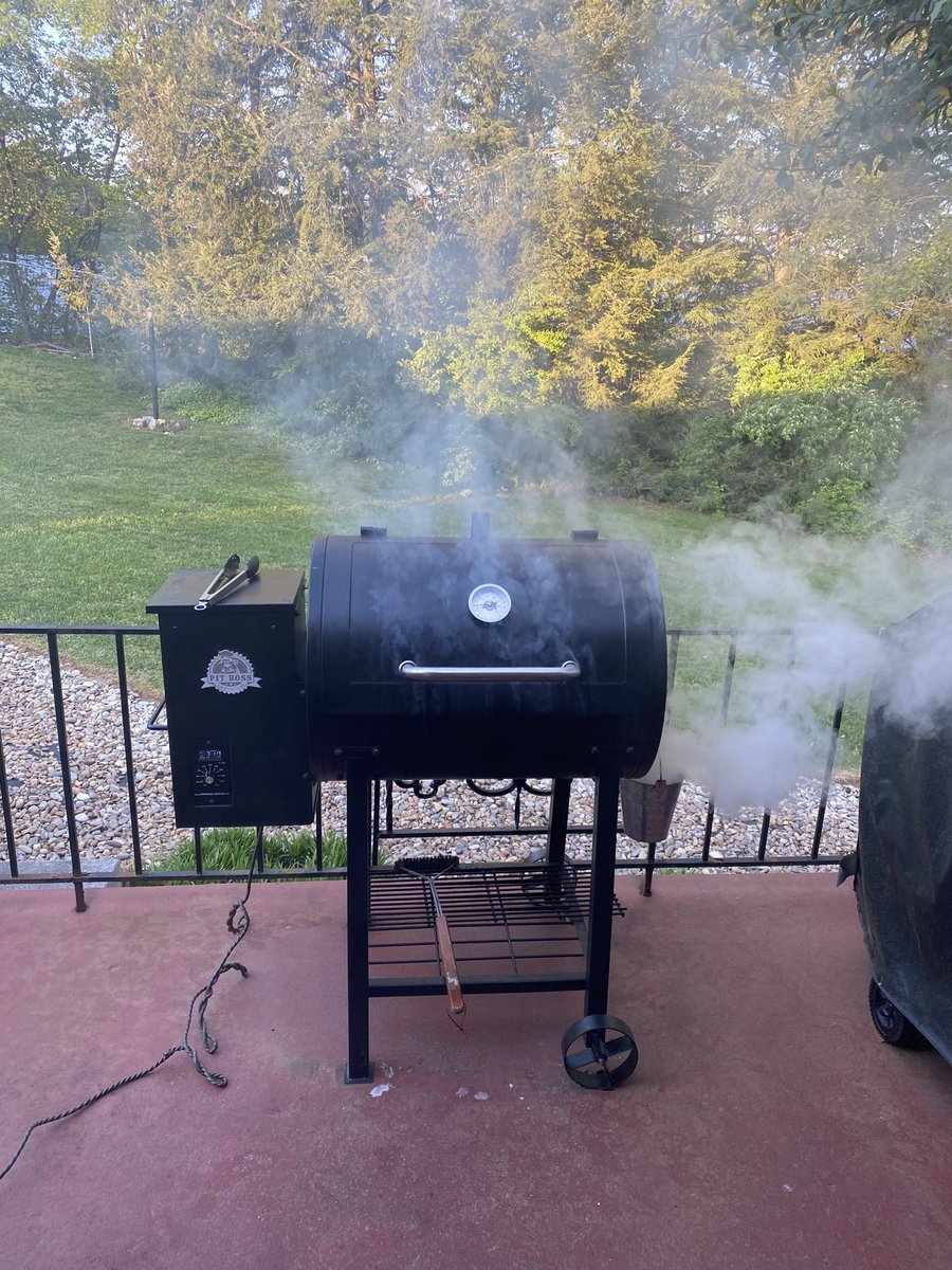 FHSCoachHump's tweet photo. Not politicking, I stay on the grill. I agree with Harbo. All coaches like to eat and Mac and I have that covered.👍🏾 https://t.co/oNwbaG0Cue