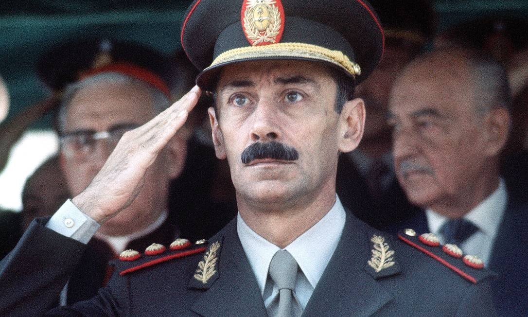 Генерал адмирал саша барон коэн. Диктатор адмирал генерал аладин. Саша коэн диктатор. Саша барон коен диктатор. 10 диктаторов.