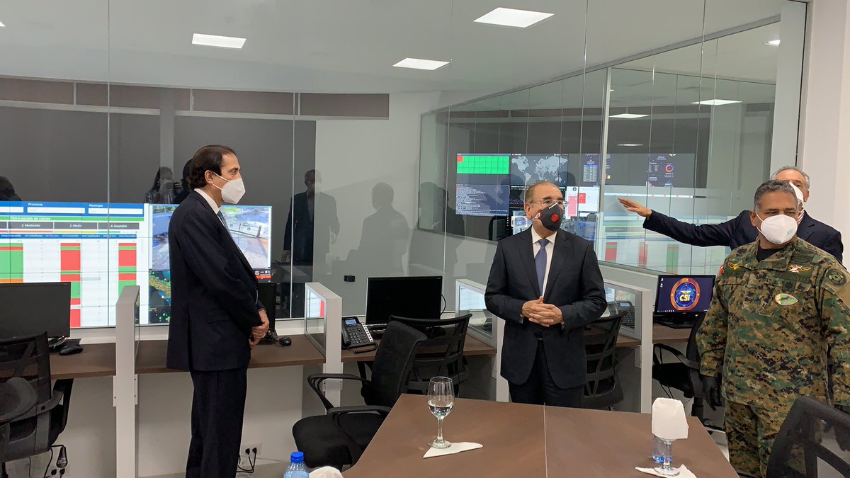GobiernoDanilo's tweet image. Desde el #C5i se concentran los esfuerzos para vencer al #CoronavirusRD. 

Se conocerán los casos al instante, y 
sabremos qué acción tomar de inmediato: si debe ser hospitalizado, si debe hacerse otra prueba, todo en un sistema digital, sin intervención.