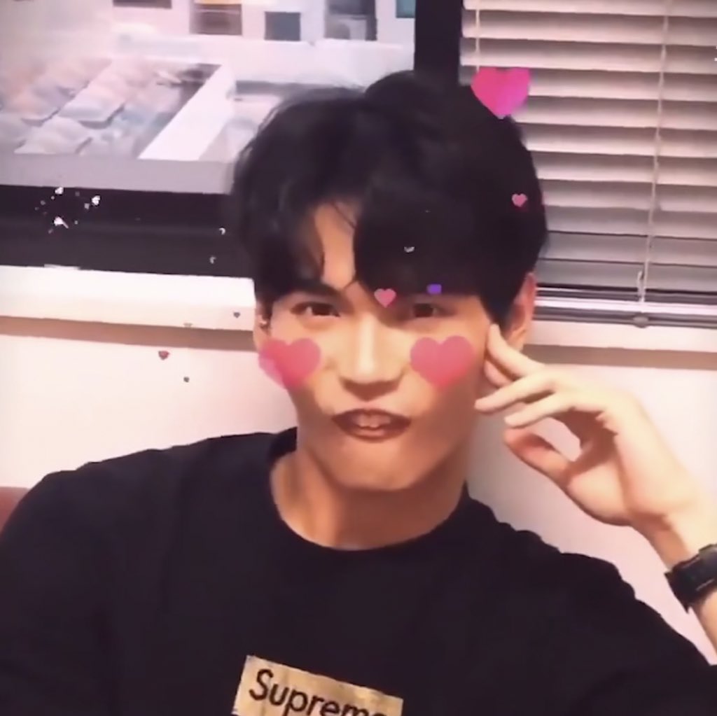 cheungmaan's tweet photo. #LiveAtLunchxWin
There is still half an hour to go before the live broadcast begins!go go go!!!!!❤️🐰 https://t.co/N6rgahBWNr