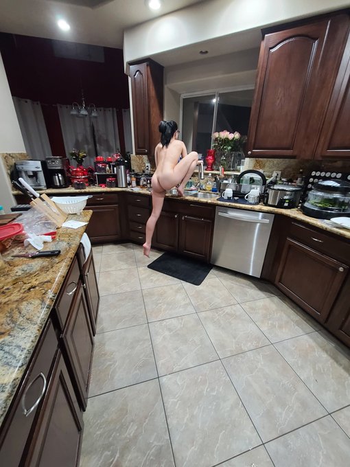 Me -Hey baby my back hurts could you close the kitchen window for me" 😈😍 https://t.co/2H9jfb3zK9