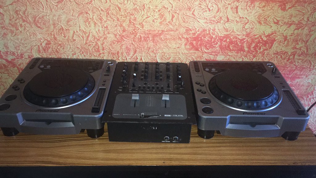 VdjKhalifa's tweet photo. Pioneer cdj 800 and rane 57 for sale at 130k call 0723169059
#KomeshaCorona #KomeshaChinese #uhurumustgo #UkaidiWaMagufuli #mutahikagwe #Covid_19 #mulamwah https://t.co/dsfDvRp8aD