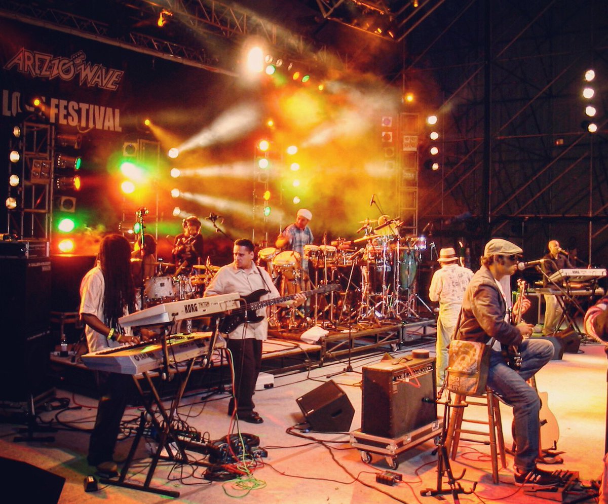 AlbertSMenendez's tweet photo. For the HouseHeads!My Elements of Life familia live at @arezzowave Italia @louievega @geneperez_bass @raulmidon @atacaquintero @nequint12 @selanonline @joshmilanhoneycomb @ananesworld @jsmrpocket #househeads @masters_at_work_official #sterlingensemble https://t.co/iwJkJRRg9K
