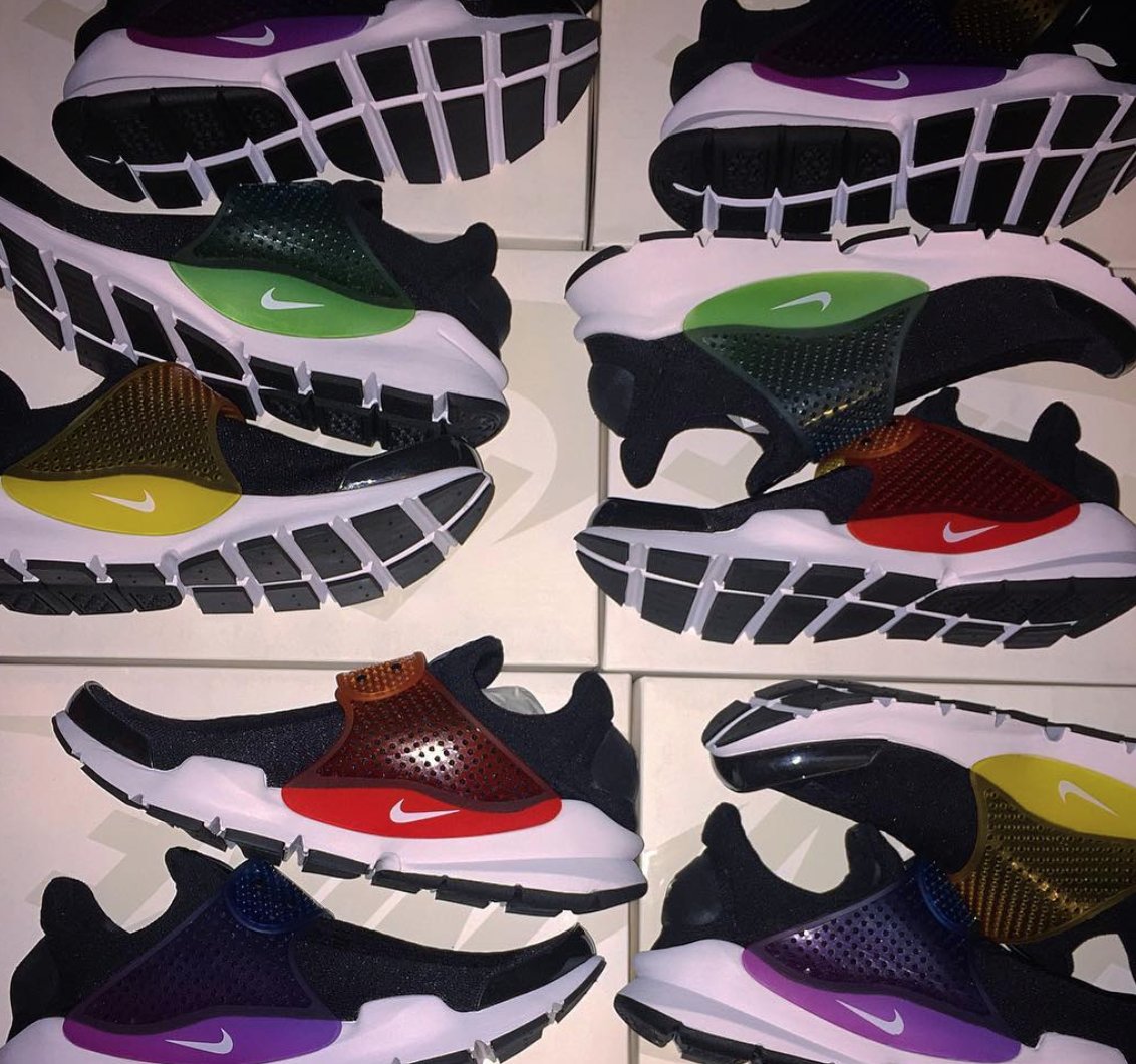 Nike Sock Darts, do y'all remember when these were the popular trend at the time? If I had to give an analogy these would be like what Sacais were now to some degree. I thought I was hot shit when I took this picture lmao, the rush from hitting limited sneakers is like a high lol