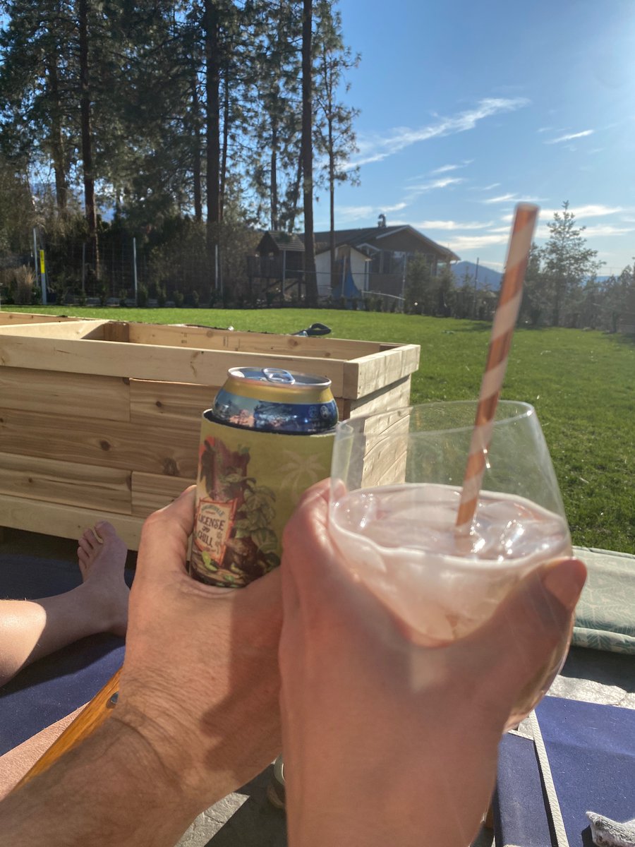 AshleyDavey's tweet photo. @937jrcountry 5 O Clock CHEERS from Kelowna! Rosé Spritz &amp; Beer 👌 Keep playing the great tunes 💪🇨🇦 https://t.co/22DBXrBMv2