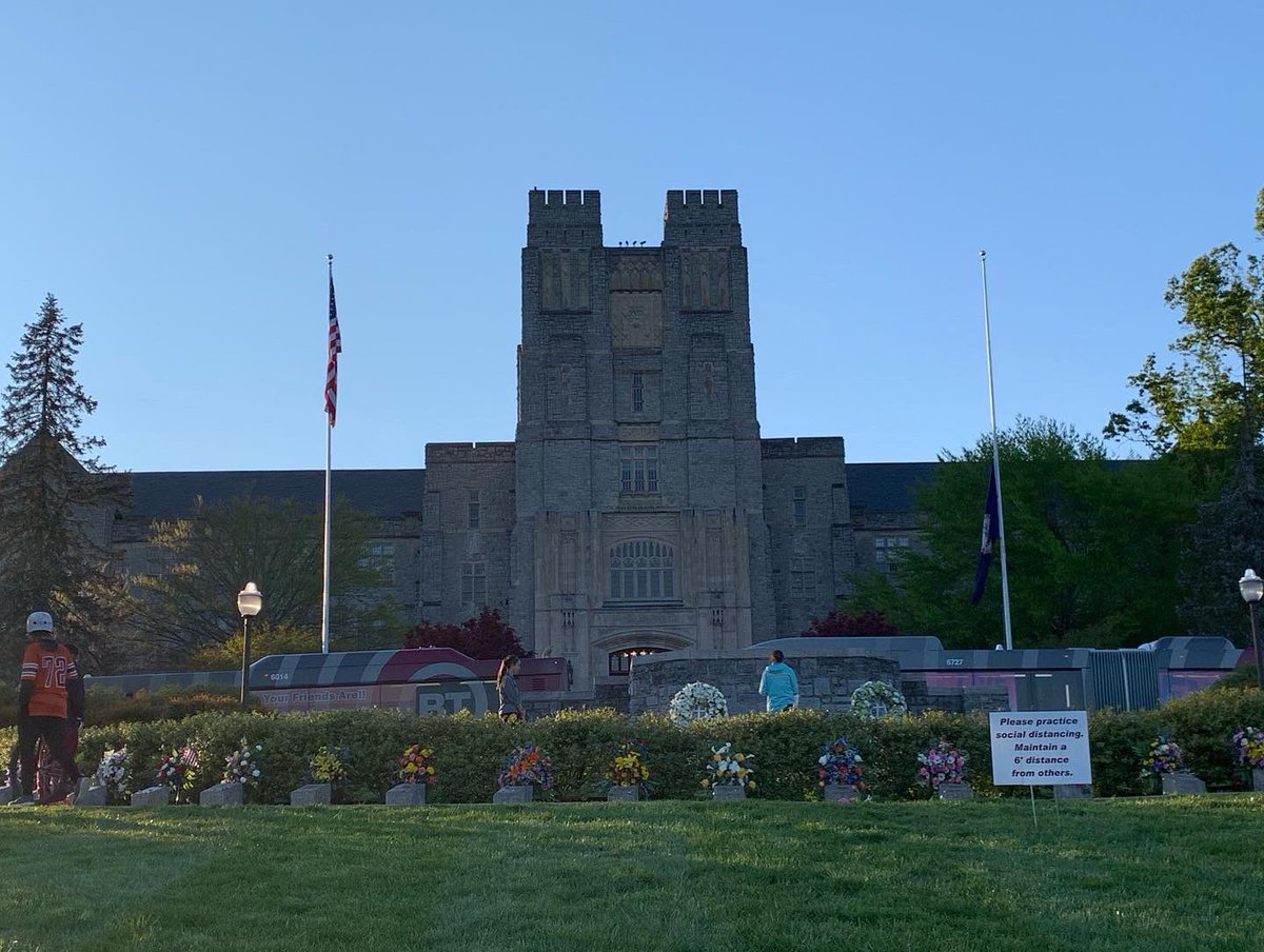 thefakekingrice's tweet photo. Finished running 3.2 right in front of Burruss Hall. neVer forgeT #for32 #hokies https://t.co/xd4ksOax6e