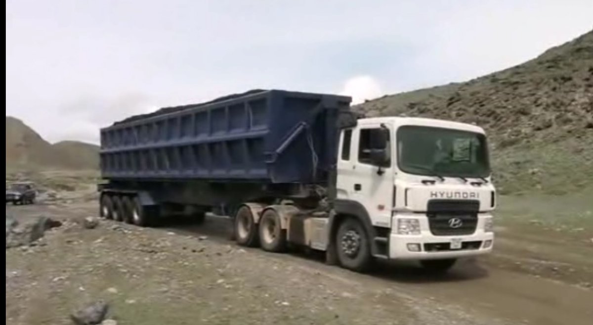 Манай машинтай энэ тэнд таарч байсан нь #Фав дарна уу... 
Трэндээ дагая даа ..  :)