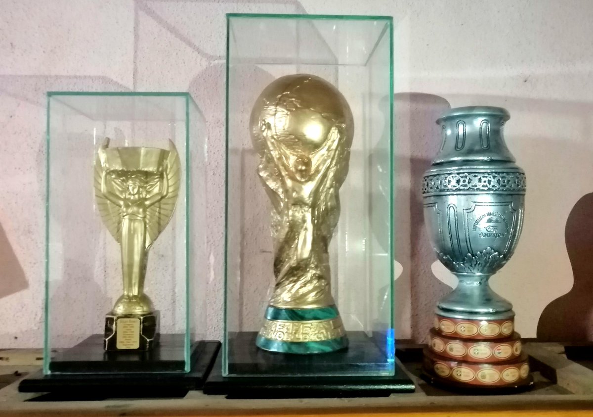 Estaba en la panza de mi madre, nací el 25 de Agosto del 95. Hermoso año para haber nacido!
Igualmente estoy seguro que los goles y la consagración la celebre igual.
Esa camiseta cumple 25 años como yo y sería el broche de oro para completar la colección <a href="/teledoce/">𝗧𝗲𝗹𝗲𝗱𝗼𝗰𝗲 📺</a> #QuedateEnCasa