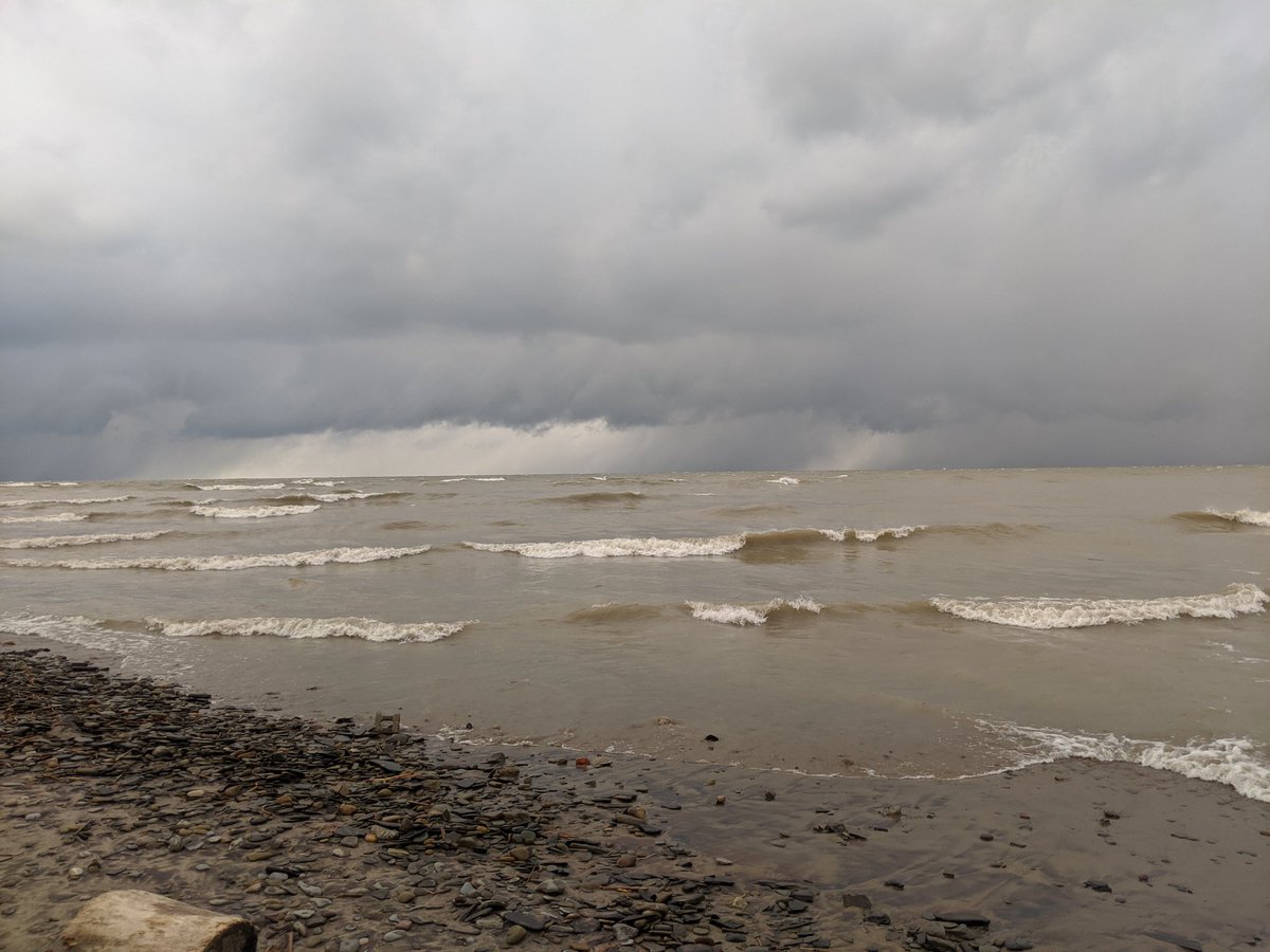 StemValue's tweet image. A rare April lake effect snow band off of Lake Erie blowing into Buffalo. This #SpringTime #weather needs to show up soon. Enjoy the view!
