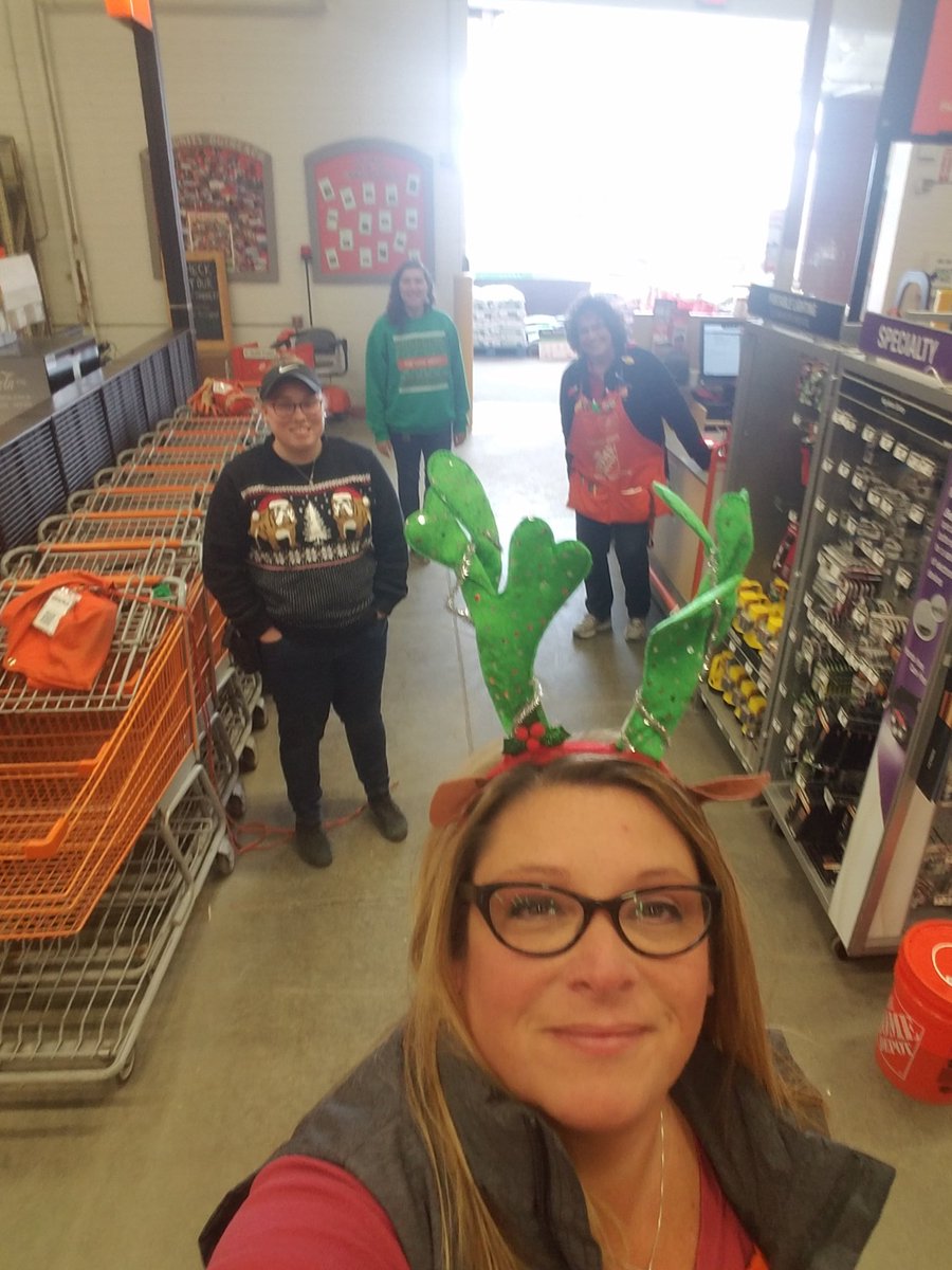 RRadakovitz's tweet image. #MWSpringspiritweek Its Christmas in April! 🎄 @HomeDepotGrndvl @JanaVugteveen @Sierra24Johnson @schrad1 @RAshley89 @RobertMcCrea2 @mkoldan35 @lshmel17 @NikiVeldstra @homerbucketlady @KelseyV_HD @bobsaniga @kathyraglin840 @HouleHeather @ErikVonzip 🎄🎄
