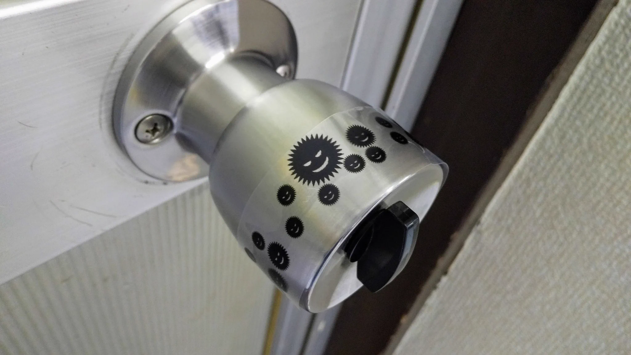 お家だけでなく保育園に導入しても良さそう！触れたら手を洗いたくなるシール！