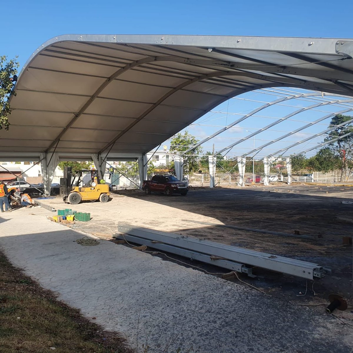 CarlosJoaquin's tweet photo. Supervisamos la instalación del Hospital Móvil Covid en los terrenos del Hospital Kumate en #Cancun, nos permitirá tener un sitio para atención #Covid_19 en el Norte del Estado. Para mayor atención y aislamiento. #JuntosSaldremosAdelante https://t.co/FglGW149Ox