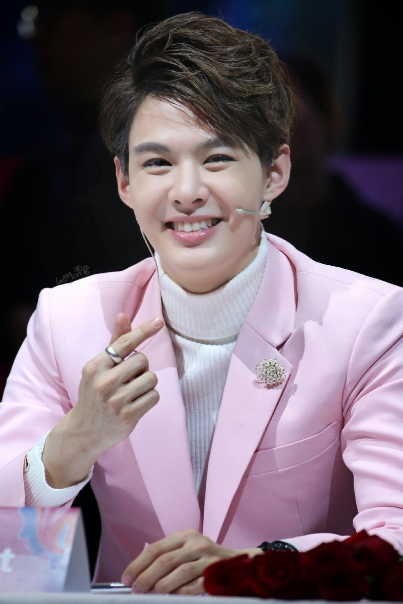 Moonpie_ps's tweet photo. 笑容是你的招牌，明媚温柔，犹如天上耀眼的太阳
cr：logo-PerthSaintChinese
#22ndSaintStillBeYourBoy https://t.co/TB0fESnwhw