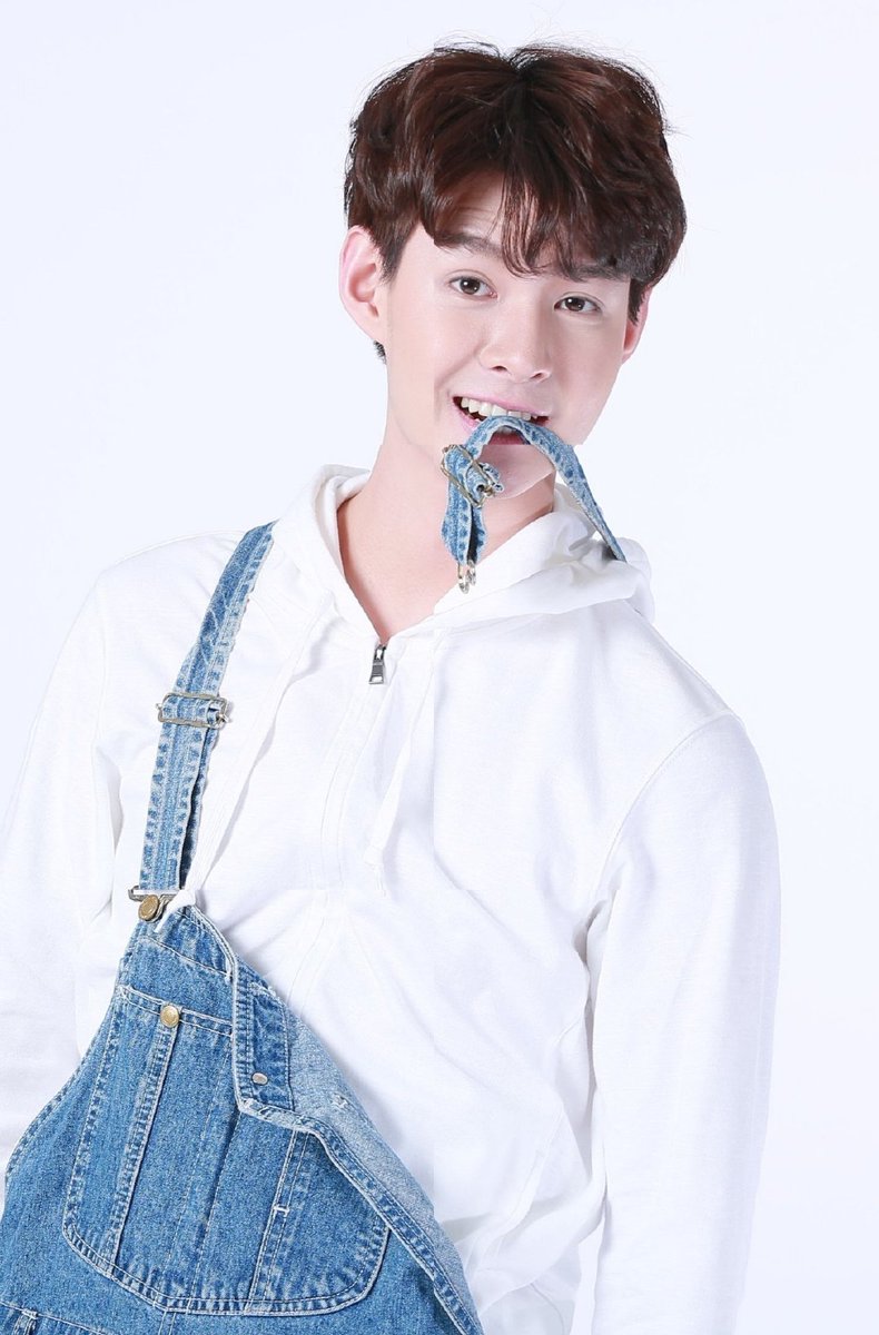 Moonpie_ps's tweet photo. 你眸光流转，会心一笑，胜过千万句对白。
cr：logo-PerthSaintChinese
#22ndSaintStillBeYourBoy https://t.co/gxT8M8P873