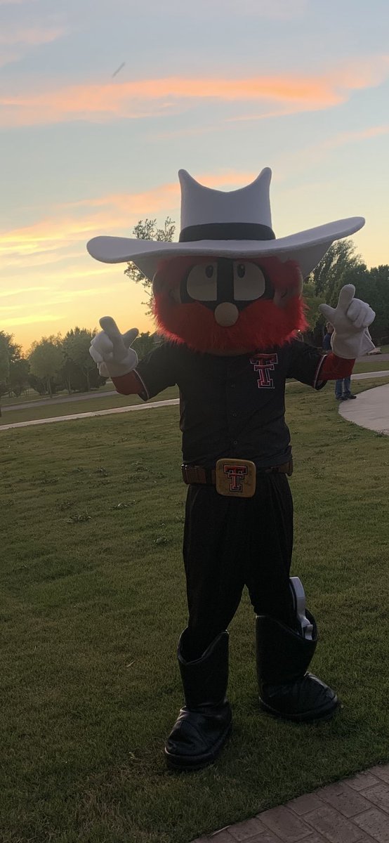 kirbyhocutt's tweet photo. Look who showed up at the front door tonight.  Always makes you feel better! #WreckEm https://t.co/oPaSalri9Z