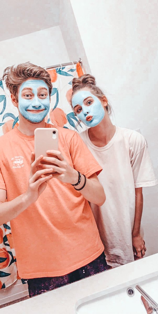 lauralee_18's tweet photo. Hi, I just want to say that I am a big fan of quarantining with my best friend<3 https://t.co/pRDpUF228O