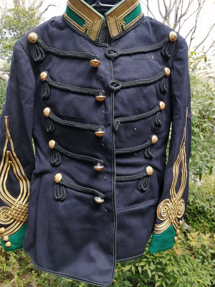 ひろたひかる 一緒に出てきたこれは軍のかなあ 騎兵隊かなんかの馬関係にいたという話なので それかもしれない 虫干し中のため屋外で失礼 4枚目は服 の内側ね あとズボンは真っ赤な細身パンツ ファスナーではなくたくさんのボタンで前を閉める感じ ひろたひかる 一緒に出てきたこれは軍のかなあ 騎兵隊かなんかの馬関係にいたという話なので それかもしれない 虫干し中のため屋外で失礼 4枚目は服 の内側ね あとズボンは真っ赤な細身パンツ ファスナーではなくたくさんのボタンで前を閉める感じ
