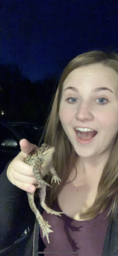 nerfclowns's tweet photo. Cassidy aka the hulahooper
-In a toxic but loving relationship with her dog
-Way too into animals 
-Has a suspicious amount of frog pictures 
-Will Bang™
-Threat Level: -2/10 (asthma) https://t.co/mVQWS6dXnq