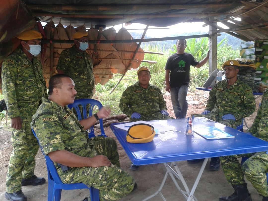 RELAJELEBU's tweet photo. SUMBANGAN KEPERLUAN  PERALATAN PPE KEPADA PETUGAS PKP COVID 19 DI KG ORANG ASLI TOHOR .16/4/2020
#WeWorkUStayAtHome 
#MalaysiaBebasCovid19
#DudukRumah
#SetiaBerbakti 
@KDNPUTRAJAYA @kamarudin_rapig @relamalaysia @KhairulPRNS @PrdGunalan @RELA_N9
 . https://t.co/MtfzzkXNMB