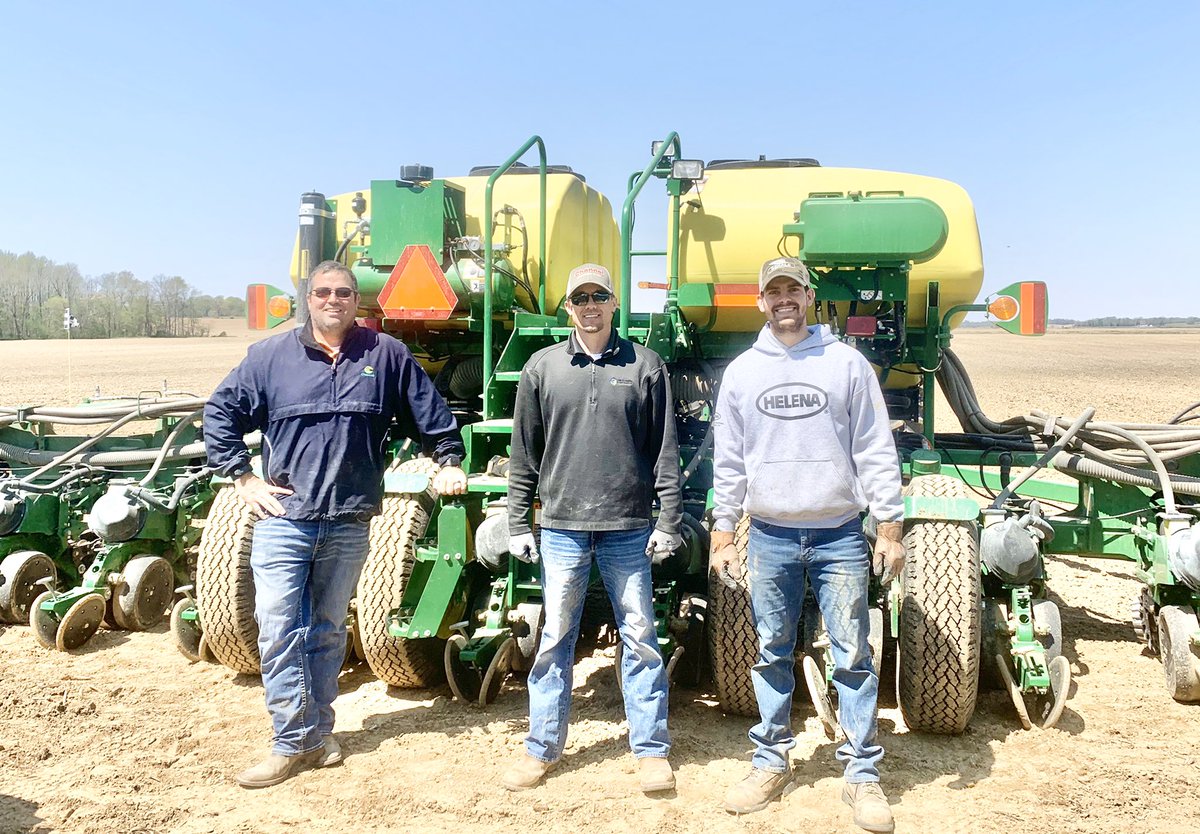 Agronomist_Whit's tweet image. High speed @ChannelSeed 🌽🌱 corn planting today w/ @bdwagr, @dgreenwell2 and farmer Jonathan Royster! Today was Jonathan’s first plot EVER! Glad we could show him the ropes and even more excited to see the big yields this fall! 💪🏻 #plant20 #StillFarming