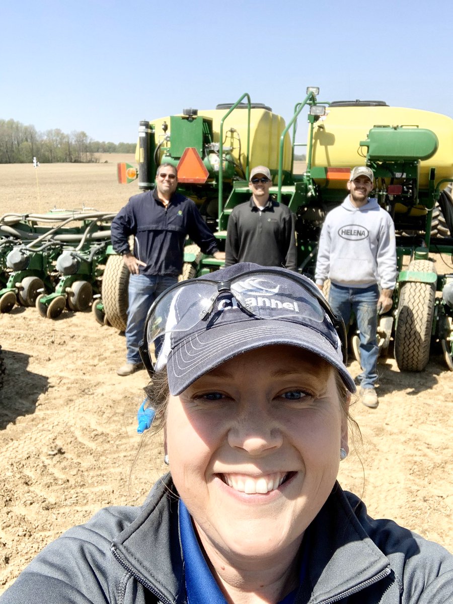Agronomist_Whit's tweet image. High speed @ChannelSeed 🌽🌱 corn planting today w/ @bdwagr, @dgreenwell2 and farmer Jonathan Royster! Today was Jonathan’s first plot EVER! Glad we could show him the ropes and even more excited to see the big yields this fall! 💪🏻 #plant20 #StillFarming