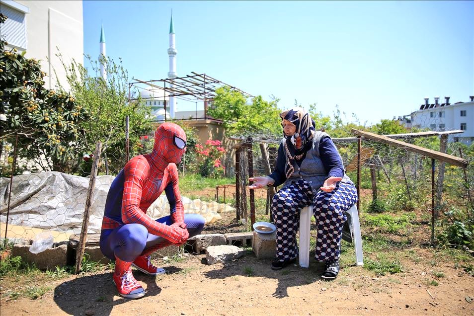 Goodable's tweet photo. In Turkey, a man named Burak Soylu has been going around dressed like Spiderman.

He drives around in a Beetle, buys milk and groceries for the elderly, and delivers it to their doorsteps.

When he was asked why, he said "My superpower is doing good for the neighborhood." https://t.co/KAYm3hyPyb