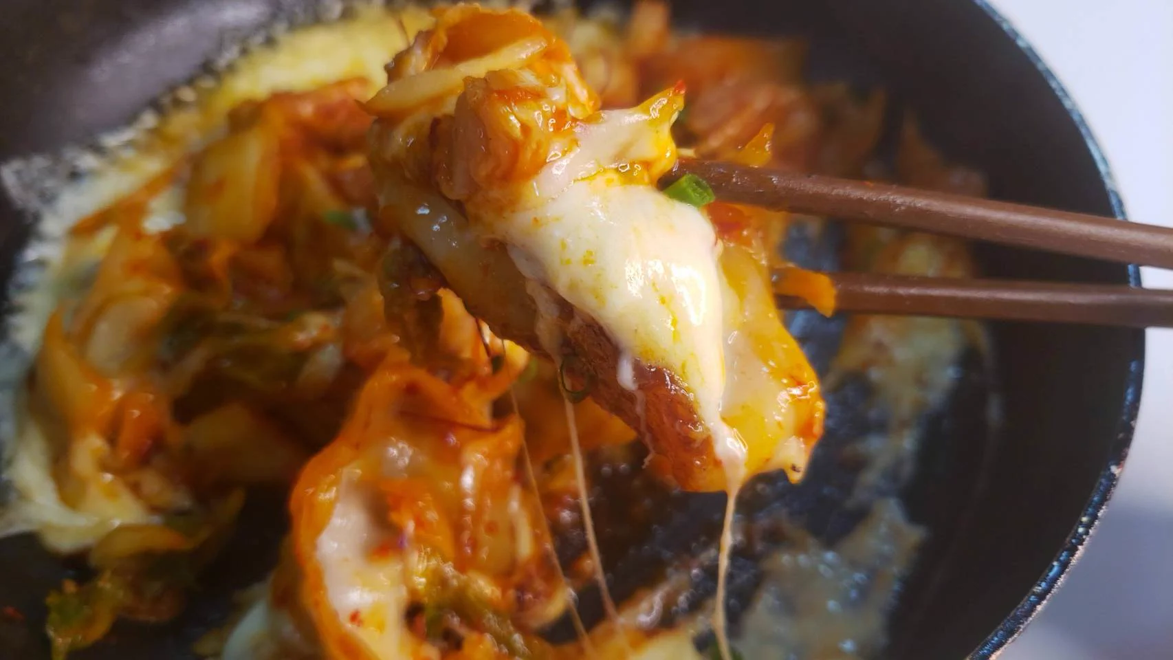 旨辛キムチの絶品料理！これをビールで流し込めば幸せが訪れる？！