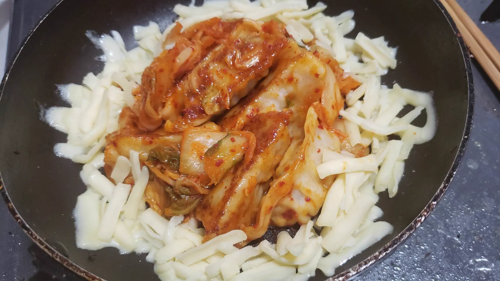 旨辛キムチの絶品料理！これをビールで流し込めば幸せが訪れる？！