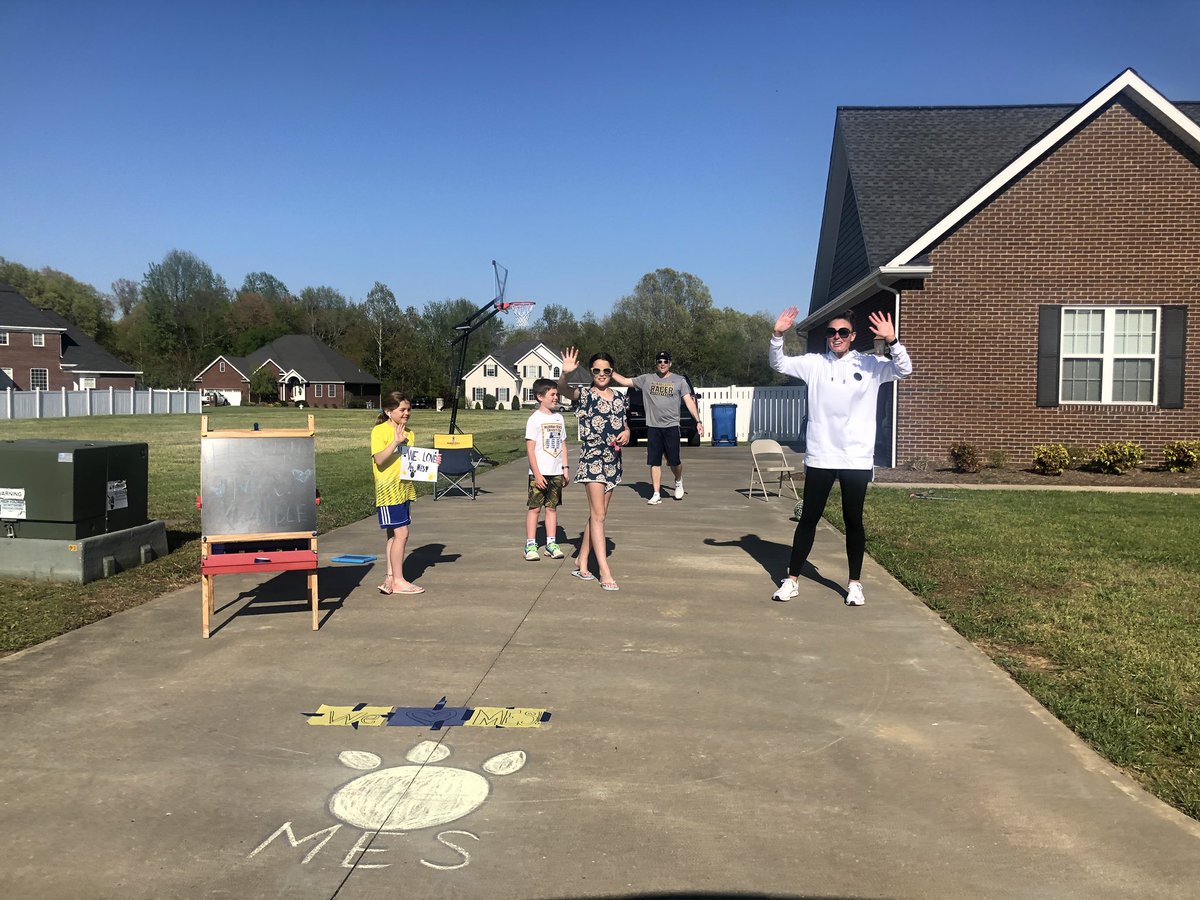 dwhitakertiger's tweet photo. A Great 3rd Grade, Library &amp; Art Teacher Parade today! Thank you students &amp; families for being outside with big smiles &amp; wonderful signs! It was great to see you! You made our hearts happy! Miss you so much. #MurraySchools https://t.co/FR4hmMyyY8