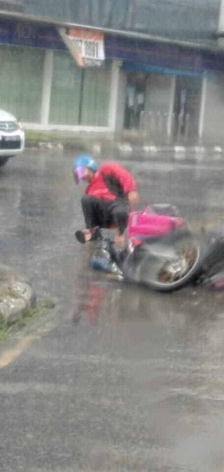 aryyaff's tweet photo. Respect dan salute to all of them, kalau korang ada duit atau baki lebih sikit, aku harap korang dapat bg sikit la duit tips dekat diorang, kesian diorang...

Kita cuma tahu order je kan, tapi diorang yang bersungguh bawak rezeki kita, MashaAllah ! Semoga Allah membalas jasamu... https://t.co/ruskgEQ03x